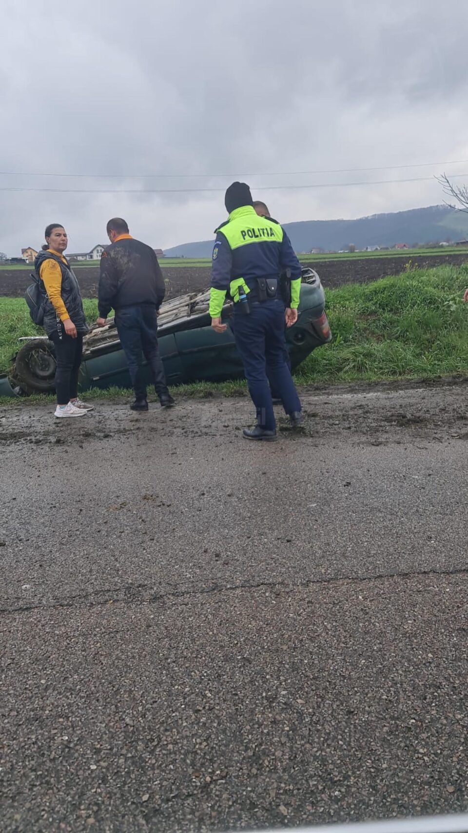 O mașină răsturnată și una în decor după un accident pe E 85, la Pătrăuți