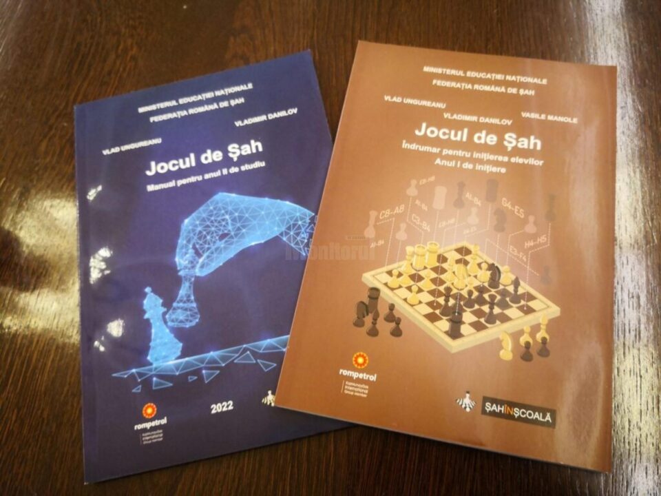 Au foste editate 28.000 de exemplare ale manualului de șah pentru elevi în două variante, începători și avansați