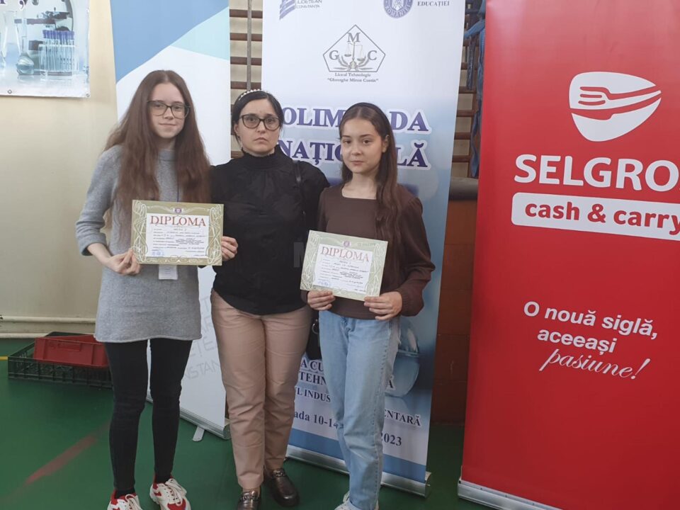 Elevele premiate și prof. Schipor Nicoleta