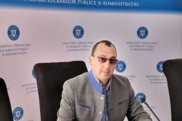 Primarul din Vatra Moldoviței a semnat contractul pentru modernizarea a zece kilometri de drumuri din comună