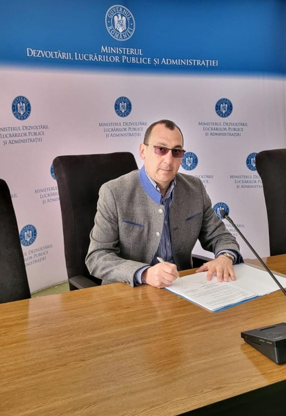 Primarul din Vatra Moldoviței a semnat contractul pentru modernizarea a zece kilometri de drumuri din comună Primarul din Vatra Moldoviței a semnat contractul pentru modernizarea a zece kilometri de drumuri din comună