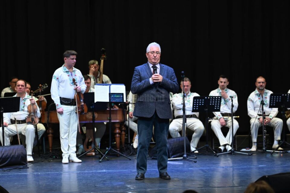 Zeci de artiști pe scena Teatrului „Matei Vișniec”, la deschiderea proiectului „10 pentru folclor”, ediția a VIII-a
