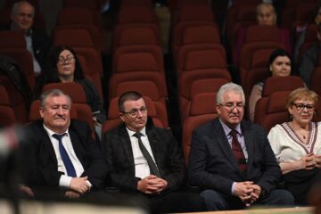 Zeci de artiști pe scena Teatrului „Matei Vișniec”, la deschiderea proiectului „10 pentru folclor”, ediția a VIII-a