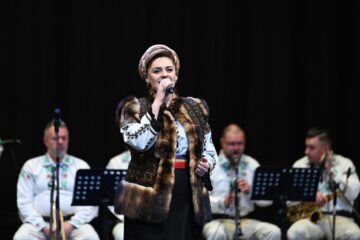 Zeci de artiști pe scena Teatrului „Matei Vișniec”, la deschiderea proiectului „10 pentru folclor”, ediția a VIII-a