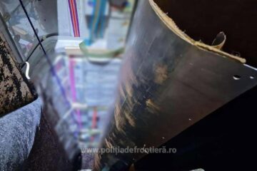 Țigări ascunse în plafonul microbuzului