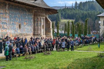 Mănăstirea Voroneț, în zi de sărbătoare