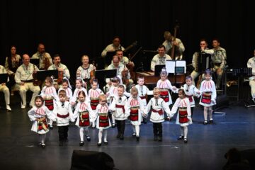 Zeci de artiști pe scena Teatrului „Matei Vișniec”, la deschiderea proiectului „10 pentru folclor”, ediția a VIII-a