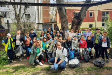 vAproape 1.000 de elevi și profesori au participat la o acțiune de ecologizare, la Rădăuți