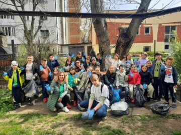 vAproape 1.000 de elevi și profesori au participat la o acțiune de ecologizare, la Rădăuți