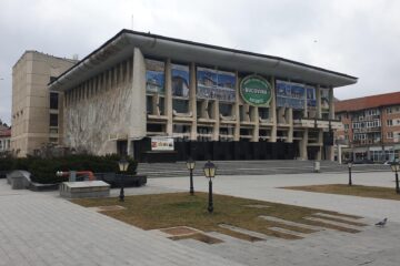 Polițistul local a fost lovit la intrarea în clubul din Casa de Cultură a municipiului Suceava