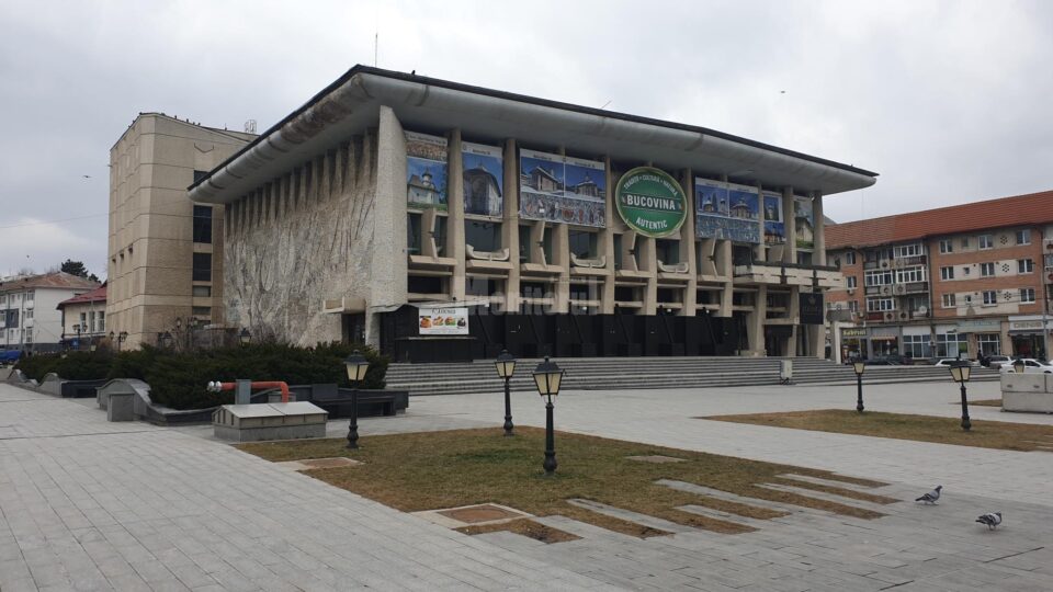 Polițistul local a fost lovit la intrarea în clubul din Casa de Cultură a municipiului Suceava Polițistul local a fost lovit la intrarea în clubul din Casa de Cultură a municipiului Suceava