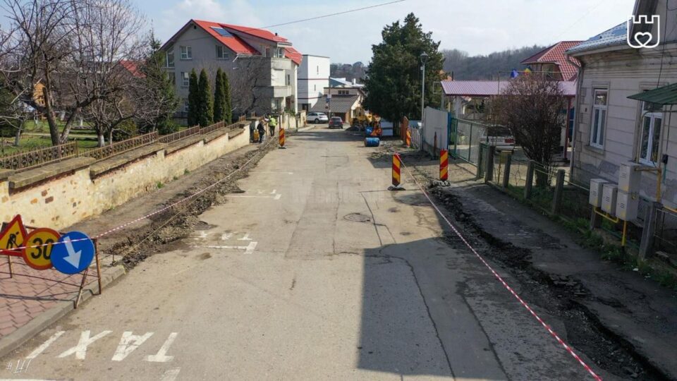 Pe străzile Ștefăniță Vodă și Luca Arbore, din zona centrală a Sucevei, au început lucrările de reabilitare și modernizare