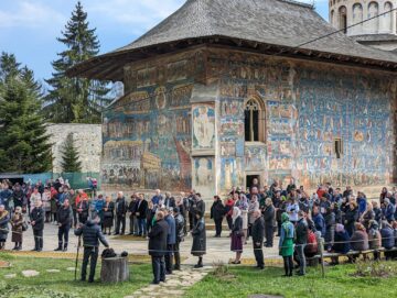 Curtea Mănăstirii Voroneț a fost plină de pelerini, în zi de Hram, de Sf. Gheorghe