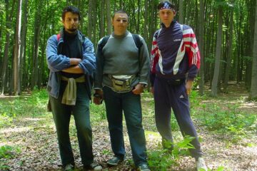 Cu Vasile Paul Ciurari, Bogdan Petru Niculică și Sânziana Bedreagă (în spatele camerei foto), cartografiind tumulii din pădurea Adâncata – Podul Călugărului (2005)