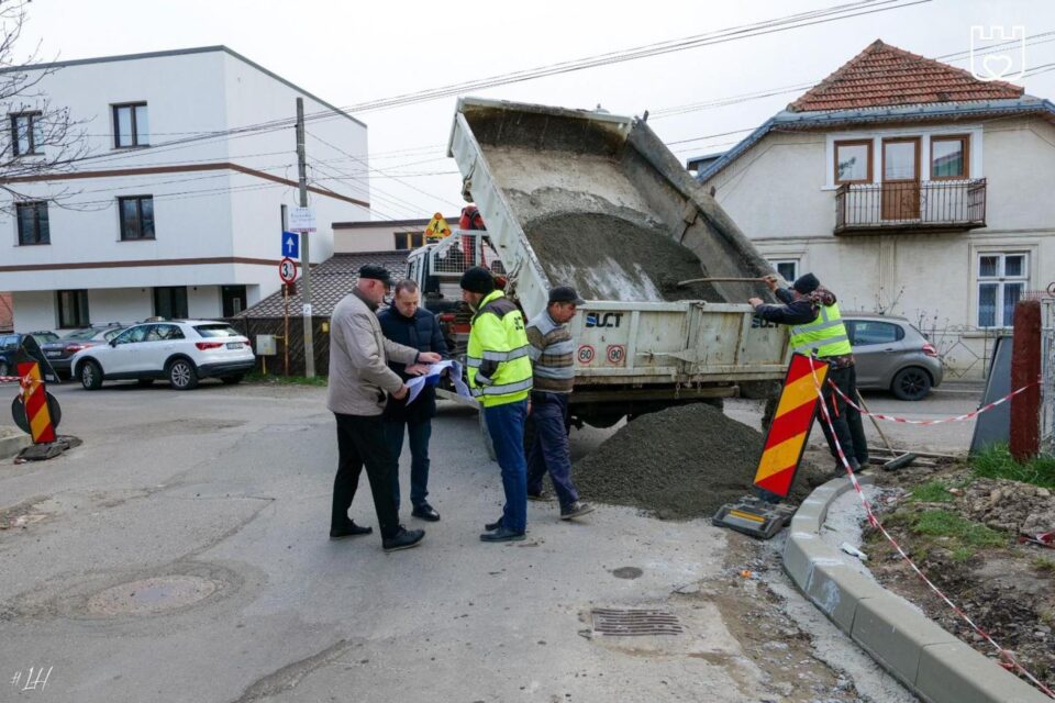 Pe străzile Ștefăniță Vodă și Luca Arbore, din zona centrală a Sucevei, au început lucrările de reabilitare și modernizare