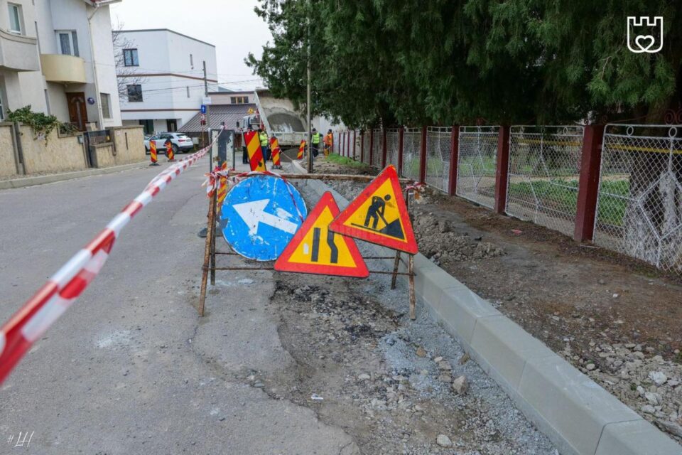 Pe străzile Ștefăniță Vodă și Luca Arbore, din zona centrală a Sucevei, au început lucrările de reabilitare și modernizare