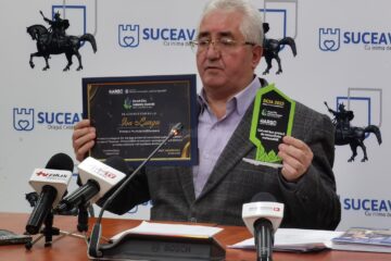 Diploma și trofeul obținute la Gala Premiilor Asociației Române de Smart City,prezentate de primarul Sucevei, Ion Lungu