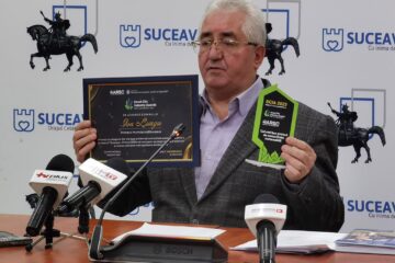 Diploma și trofeul obținute la Gala Premiilor Asociației Române de Smart City, prezentate de primarul Sucevei, Ion Lungu