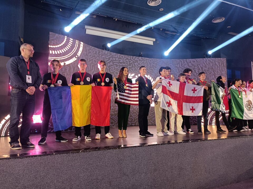 Tudor Dochia (clasa a X-a), Alexandru Turculeț (clasa a XI-a) și Paul Ungureanu (a XI-a) au fost medaliați cu aur la la I-FEST2 în Tunisia