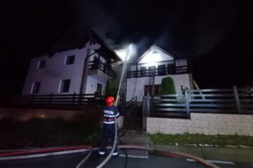 Incendiu puternic la acoperișul unei pensiuni din Vatra Dornei