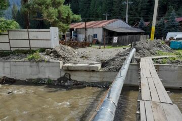 Punte improvizată peste pârâul Neagra