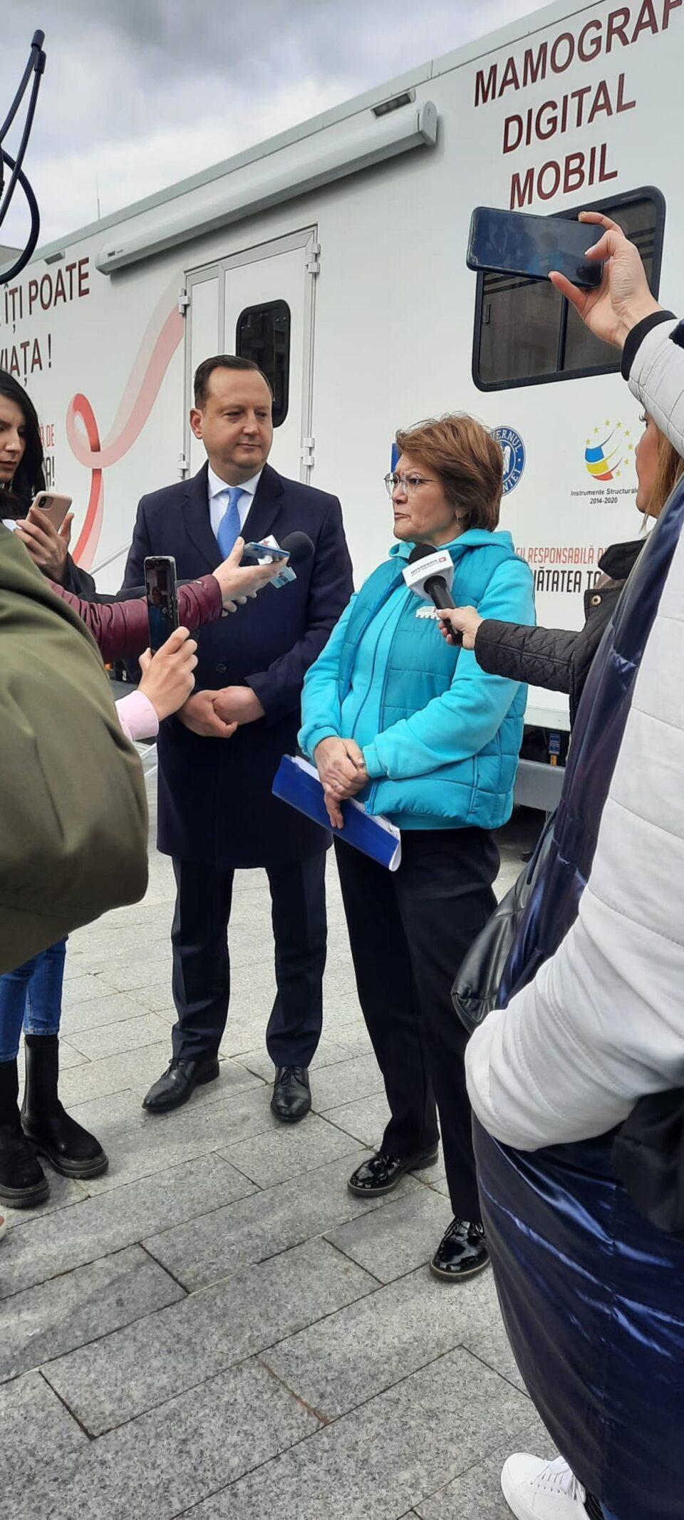 Prefectul de Suceava Alexandru Moldovan impreuna cu managerul IRO Iasi, Mirela Grosu