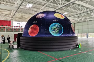 Primaria Cornu Luncii le-a pus la dispozitie elevilor un planetariu gonflabil