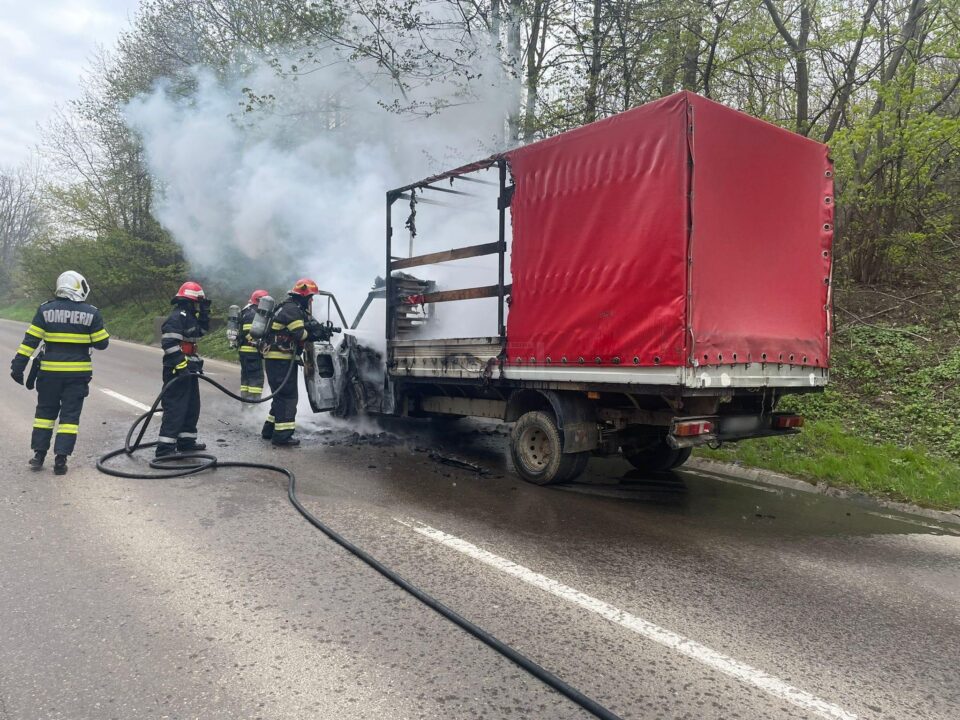 O autoutilitară a luat foc la intrarea în Suceava