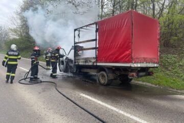 O autoutilitară a luat foc la intrarea în Suceava