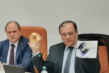 Președintele Consiliului Județean Suceava, Gheorghe Flutur, a prezentat, vineri, marele trofeu al Galei „Destinația anului 2023 în România”, obținut de „Ținutul Mănăstirilor din Bucovina”