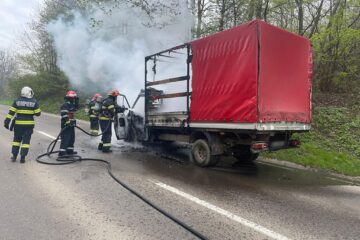 O autoutilitară a luat foc la intrarea în Suceava