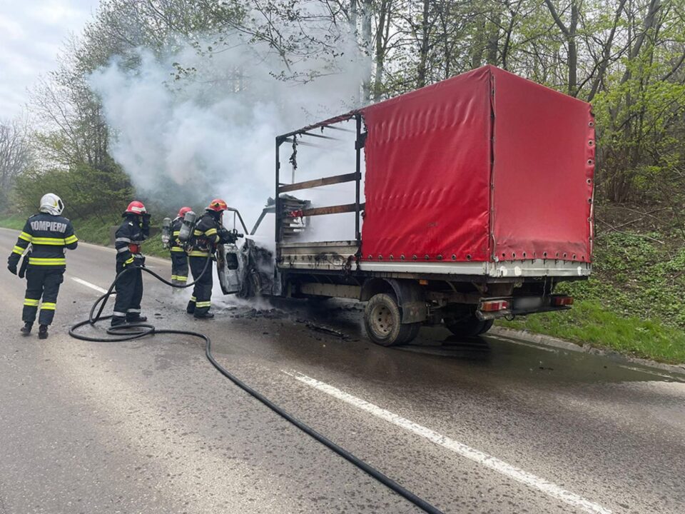 O autoutilitară a luat foc la intrarea în Suceava