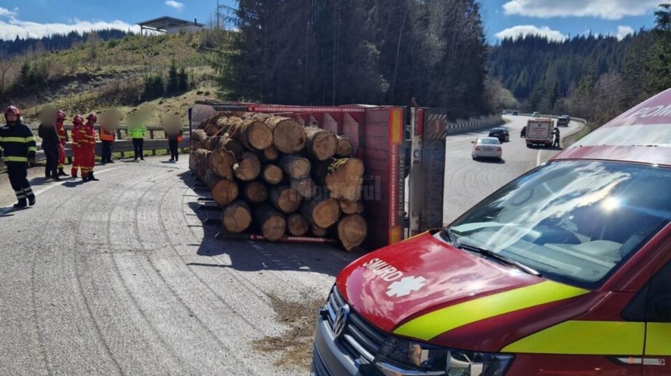 Un tir cu lemne s-a răsturnat în pasul Mestecăniș