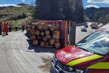 Un tir cu lemne s-a răsturnat în pasul Mestecăniș