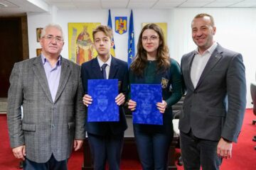 Elevii Rafaela Barac-Bologa și David Palaghianu, premiați de Primăria Suceava, alături de primarul Ion Lungu și viceprimarul Lucian Harșovschi