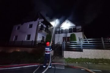 Incendiu puternic la acoperișul unei pensiuni din Vatra Dornei