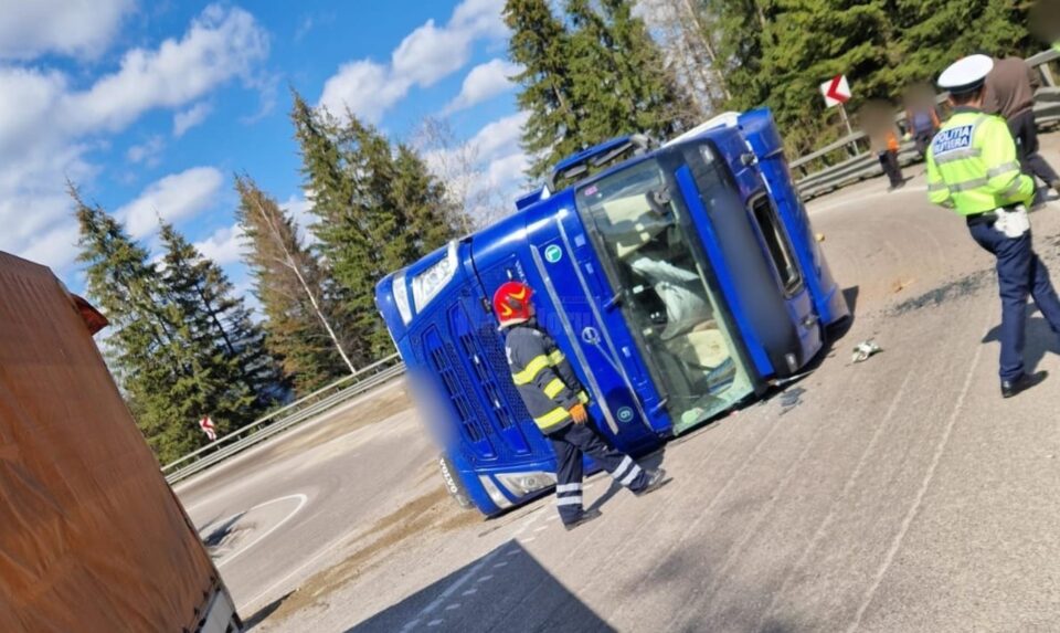 Un tir cu lemne s-a răsturnat în pasul Mestecăniș