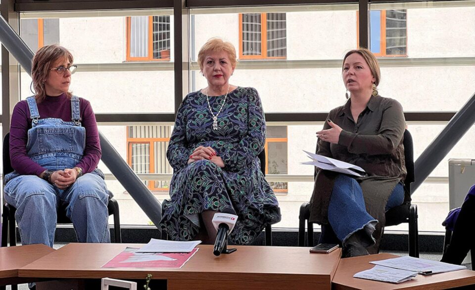Angela Zarojanu, Alina Mihaescu și Amedeia Vitega, la lansarea Festivalului Zilele Teatrului Matei Vișniec Suceava 2023