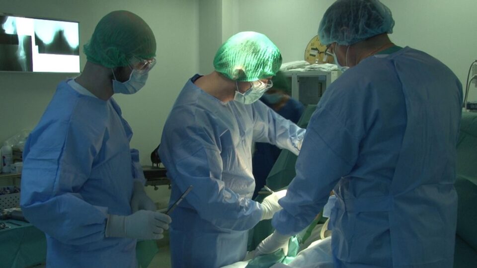 O echipă de medici l-a supus pe tânăr unei intervenții chirurgicale complexe, de aproximativ 7 ore O echipă de medici l-a supus pe tânăr unei intervenții chirurgicale complexe, de aproximativ 7 ore