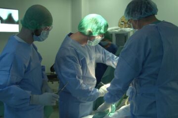 O echipă de medici l-a supus pe tânăr unei intervenții chirurgicale complexe, de aproximativ 7 ore