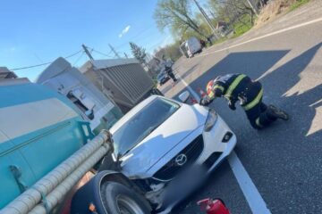 Carambol între trei autovehicule, la Bunești