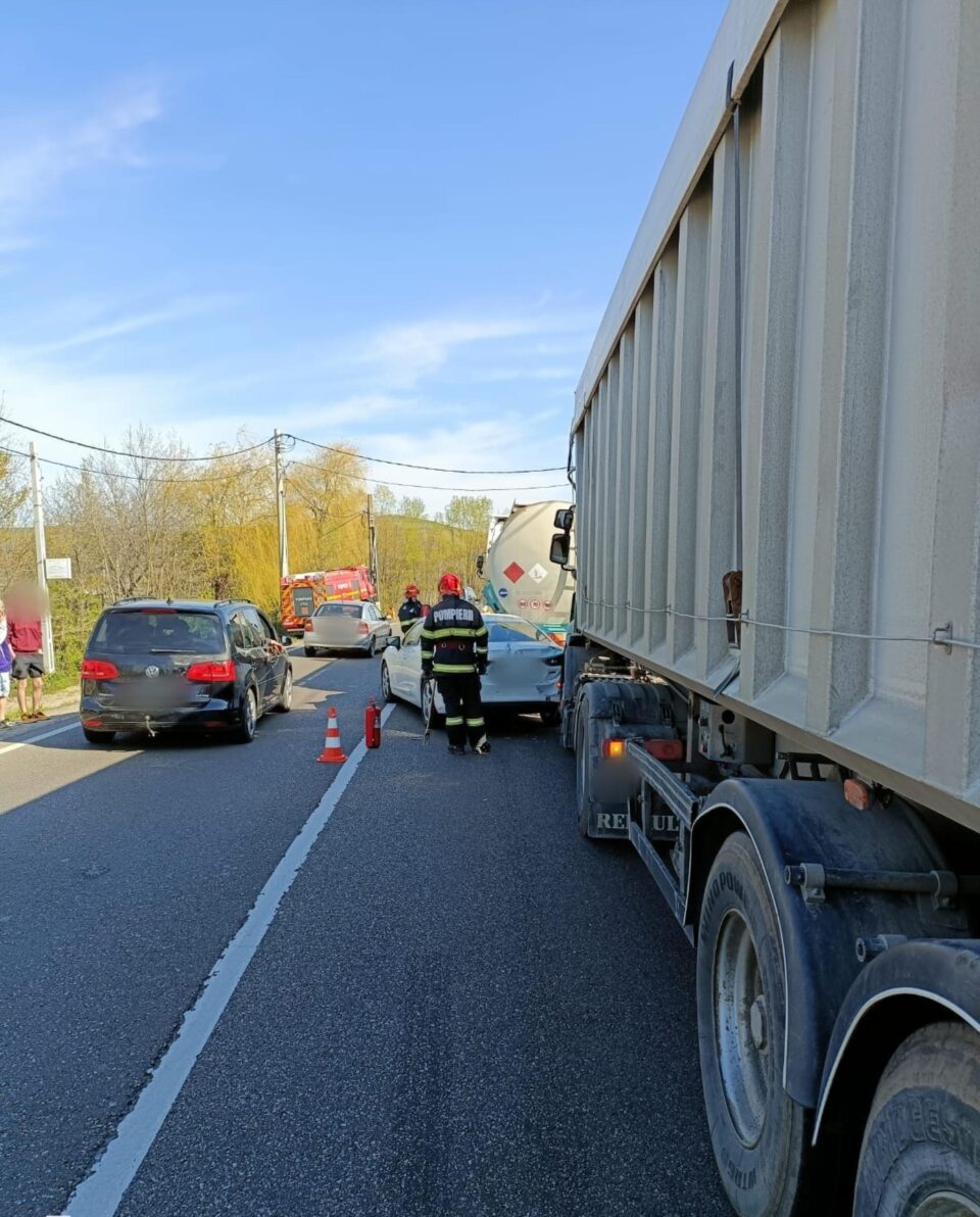 Carambol între trei autovehicule, la Bunești