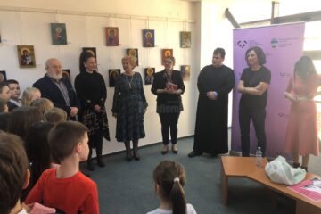 Spațiul expozițional al Teatrului „Matei Vișniec”, însuflețit de zeci de copii de la Școala Gimnazială Nr. 4 Suceava, care au pictat icoane pe lemn
