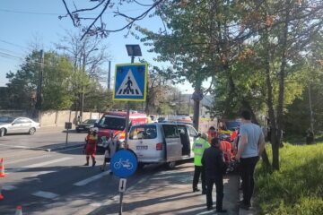 O femeie și patru copii au fost răniți, după ce un microbuz s-a izbit într-un stâlp