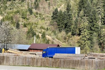 Autocamionul cu prelată monitorizat de activiști