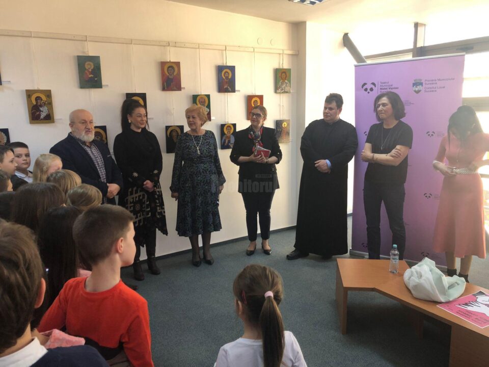 Spațiul expozițional al Teatrului „Matei Vișniec”, însuflețit de zeci de copii de la Școala Gimnazială Nr. 4 Suceava, care au pictat icoane pe lemn