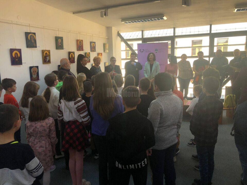 Spațiul expozițional al Teatrului „Matei Vișniec”, însuflețit de zeci de copii de la Școala Gimnazială Nr. 4 Suceava, care au pictat icoane pe lemn Spațiul expozițional al Teatrului „Matei Vișniec”, însuflețit de zeci de copii de la Școala Gimnazială Nr. 4 Suceava, care au pictat icoane pe lemn