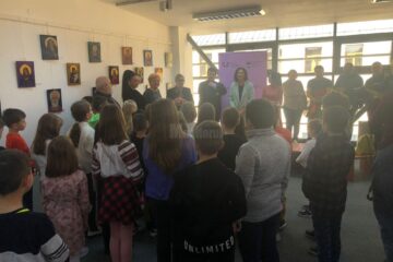 Spațiul expozițional al Teatrului „Matei Vișniec”, însuflețit de zeci de copii de la Școala Gimnazială Nr. 4 Suceava, care au pictat icoane pe lemn