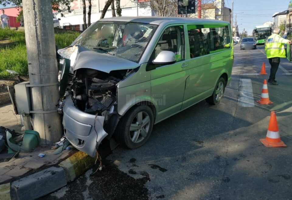 A trecut pe roșu, a făcut slalom între benzi și a ajuns cu microbuzul în stâlp