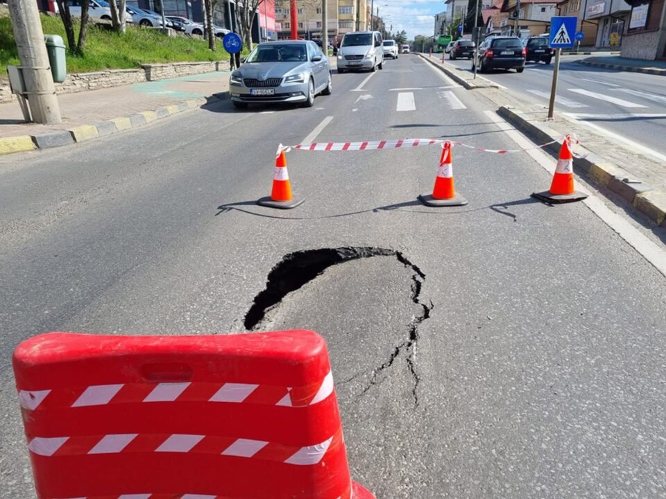 Crater apărut pe bulevardul principal al Sucevei, în Burdujeni, între stația IRIC și Orizont Plaza Crater apărut pe bulevardul principal al Sucevei, în Burdujeni, între stația IRIC și Orizont Plaza